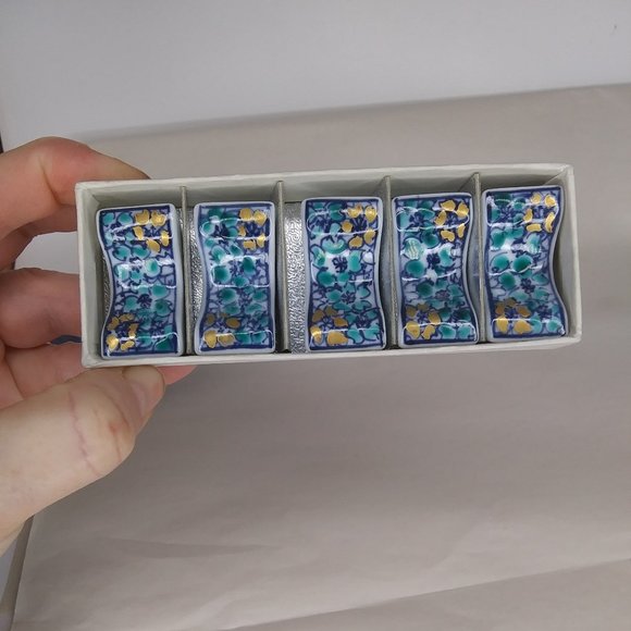 set of five blue white and gold chopstick rests in original box very pretty - Picture 1 of 15